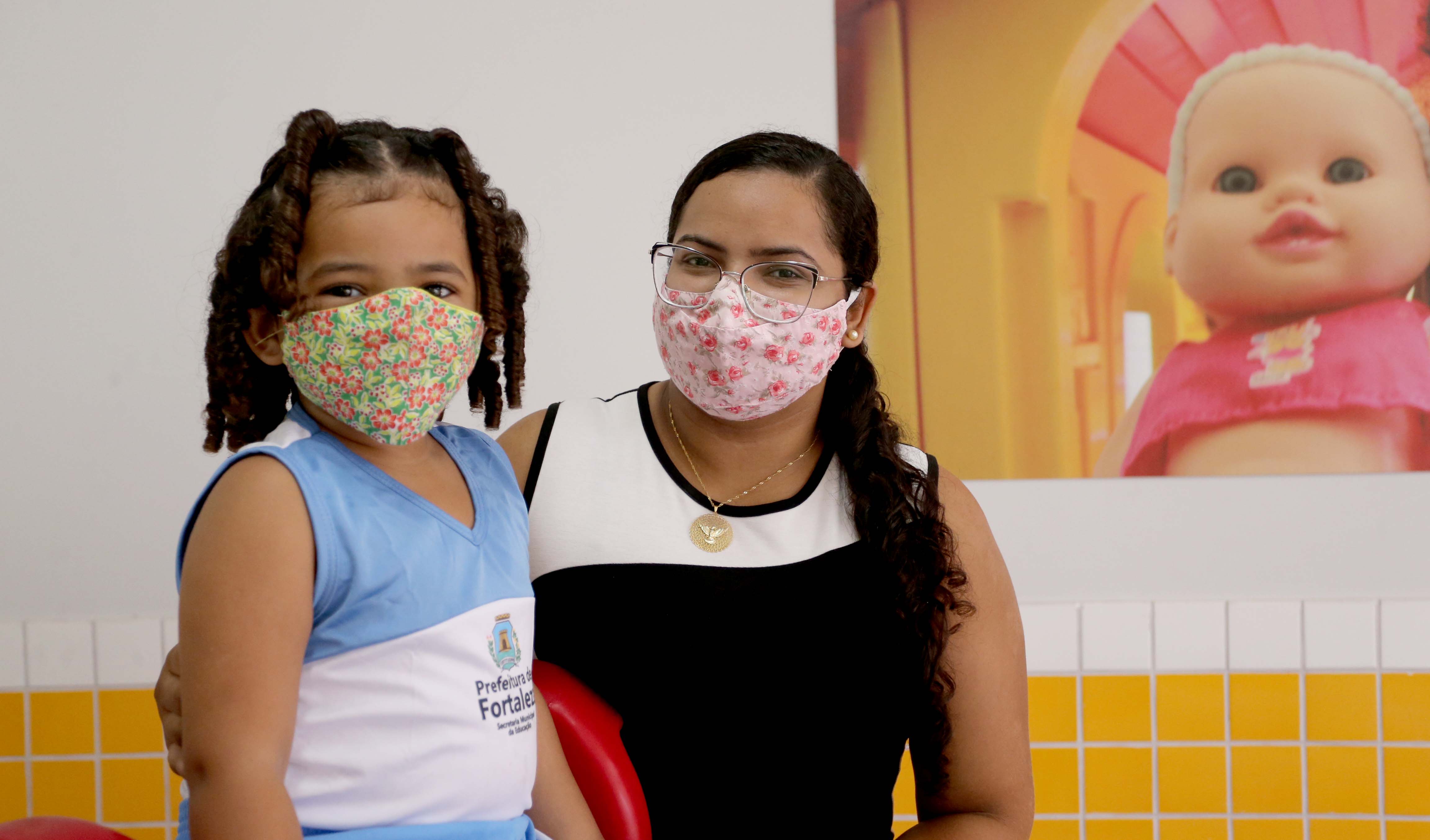 mãe e filha posam para a foto 